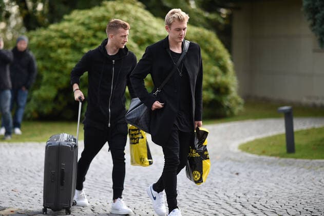 Fußball: DFB Nationalmannschaft, Ankunft der Spieler im l Arrivee Hotel am 07.10.2019 in Dortmund, Marco REUS, BVB Borussia Dortmund, Julian BRANDT, BVB Borussia Dortmund, kommen zu Fuß am Hotel an, BVB Tüte, ganze Figur, Mimik, *** Football DFB national team, arrival of the players at the l Arrivee Hotel on 07 10 2019 in Dortmund, Marco REUS, BVB Borussia Dortmund, Julian BRANDT, BVB Borussia Dortmund, arrive on foot at the hotel, BVB bag, whole figure, facial expression, Copyright: xKirchner ChristopherxNeundorfx