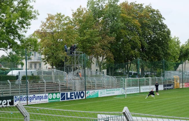 Leipzig, 06.10.2019, Alfred-Kunze-Sportpark, Fußball, Herren, Regionalliga Nordost, 11. Spieltag , BSG Chemie Leipzig - 1. FC Lokomotive Leipzig 2:0 (1:0) , Im Bild: Leerer FC Lok Fanblock. Der Verein boykottierte auf Grund eines geringen Kartenkontingents dieses Derby auf den Rängen. ,