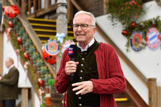 Uli KOEHLER (SKY Reporter) am Mikrofon in Bayerischer Tracht,Lederhose, Einzelbild,angeschnittenes Einzelmotiv,Halbfigur,halbe Figur. Fussball FC Bayern Mu enchen, traditioneller Oktoberfestbesuch in der Kaefer Schenke, am 06.10.2019 in Muenchen Deutschland. *** Uli KOEHLER SKY Reporter at the microphone in Bavarian costume, Lederhosen, single picture, cut single motif, half figure, half figure football FC Bayern Mu enchen, traditional Oktoberfest visit in the Kaefer Schenke, on 06 10 2019 in Munich Germany