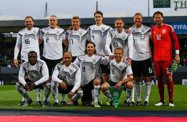 07.10.2019, xmkx, Fussball Legendenspiel, DFB-All-Stars - Azzurri Legends v.l. Mannschaftsfoto Deutschland GER (DFL DFB REGULATIONS PROHIBIT ANY USE OF PHOTOGRAPHS as IMAGE SEQUENCES and or QUASI-VIDEO) Fuerth Bayern Deutschland (DE)