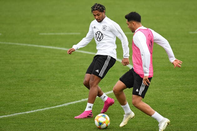 Fußball: DFB Nationalmannschaft, Training im BVB Leistungszentrum am 07.10.2019 in Dortmund, Zweikampf, Serge GNABRY, FCB Bayern München Muenchen, Nadiem Amiri, TSG 1899 Hoffenheim, ganze Figur, Copyright: xKirchner ChristopherxNeundorfx