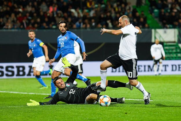 07.10.2019, xmkx, Fussball Legendenspiel, DFB-All-Stars - Azzurri Legends v.l. Marco Amelia (ITA), Oliver Neuville (GER) (DFL DFB REGULATIONS PROHIBIT ANY USE OF PHOTOGRAPHS as IMAGE SEQUENCES and or QUASI-VIDEO) Fuerth Bayern Deutschland (DE)