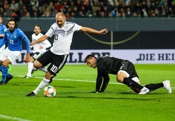 07.10.2019, xmkx, Fussball Legendenspiel, DFB-All-Stars - Azzurri Legends v.l. Oliver Neuville (GER), Marco Amelia (ITA) (DFL DFB REGULATIONS PROHIBIT ANY USE OF PHOTOGRAPHS as IMAGE SEQUENCES and or QUASI-VIDEO) Fuerth Bayern Deutschland (DE)