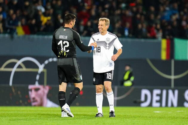 07.10.2019, xmkx, Fussball Legendenspiel, DFB-All-Stars - Azzurri Legends v.l. Marco Amelia (ITA), Juergen Klinsmann (GER) (DFL DFB REGULATIONS PROHIBIT ANY USE OF PHOTOGRAPHS as IMAGE SEQUENCES and or QUASI-VIDEO) Fuerth Bayern Deutschland (DE)