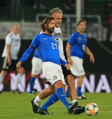 07.10.2019, DFB-All-Stars vs Azzuri Legends, Sportpark Ronhof Fuerth, Fussball, im Bild: Andrea Pirlo ( Azzuri All Stars) vs Maurizio Gaudino ( DFB All Stars)