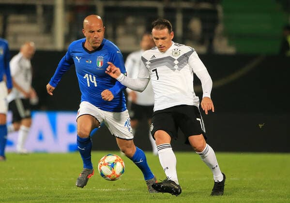 07.10.2019, DFB-All-Stars vs Azzuri Legends, Sportpark Ronhof Fuerth, Fussball, im Bild: Luigi Di Bagio ( Azzuri All Stars) vs Piotr Trochowski ( DFB All Stars)