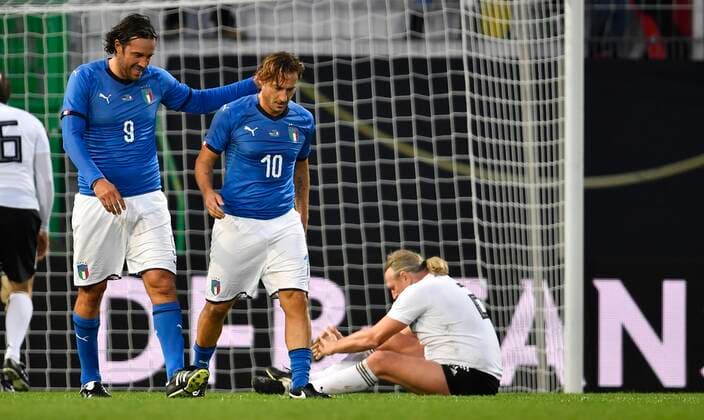 07.10.2019 - Fussball - Länderspiel Legenden-Spiel -: DFB All Stars ( Deutschland ) gg Azzurri Legends ( Italien ) - - Luca Toni (Italien Azzuri Legends ) Franceso Totti (Italien Azzuri Legends ) Michael Schulz (Deutschland DFB-All-Stars )