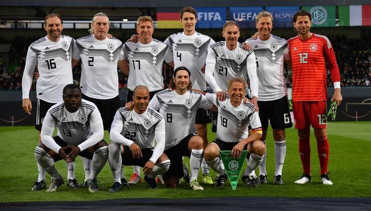 Sport Bilder des Tages 07.10.2019 - Fussball - Länderspiel Legenden-Spiel -: DFB All Stars ( Deutschland ) gg Azzurri Legends ( Italien ) - - Teamfoto Deutschland - hinten von links : Jens Nowotny (Deutschland DFB-All-Stars ) Michael Schulz (Deutschland DFB-All-Stars ) Marko Rehmer (Deutschland DFB-All-Stars ) Philipp Wollscheid (Deutschland DFB-All-Stars ) Alexander Zickler (Deutschland DFB-All-Stars ) Guido Buchwald (Deutschland DFB-All-Stars ) Roman Weidenfeller (Deutschland DFB-All-Stars ) vorne von links : Gerald Asamoah (Deutschland DFB-All-Stars ) David Odonkor (Deutschland DFB-All-Stars ) Torsten Frings (Deutschland DFB-All-Stars ) Jürgen Klinsmann (Deutschland DFB-All-Stars )