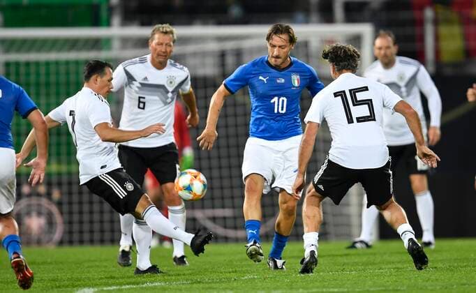 07.10.2019 - Fussball - Länderspiel Legenden-Spiel -: DFB All Stars ( Deutschland ) gg Azzurri Legends ( Italien ) - - Franceso Totti (Italien Azzuri Legends ) gegen Piotr Trochowski (Deutschland DFB-All-Stars ) Guido Buchwald (Deutschland DFB-All-Stars ) Maurizio Gaudino (Deutschland DFB-All-Stars )