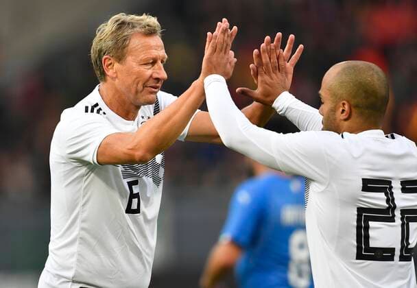 07.10.2019 - Fussball - Länderspiel Legenden-Spiel -: DFB All Stars ( Deutschland ) gg Azzurri Legends ( Italien ) - - Guido Buchwald (Deutschland DFB-All-Stars ) David Odonkor (Deutschland DFB-All-Stars ) klatschen ab