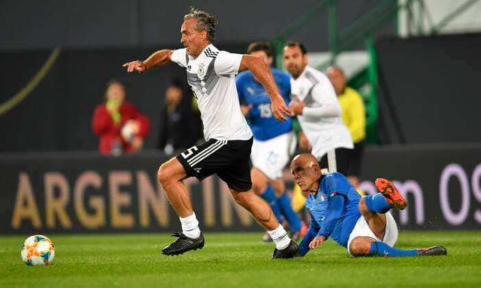 07.10.2019 - Fussball - Länderspiel Legenden-Spiel -: DFB All Stars ( Deutschland ) gg Azzurri Legends ( Italien ) - - Maurizio Gaudino (Deutschland DFB-All-Stars ) Luigi Di Biagio (Italien Azzuri Legends )