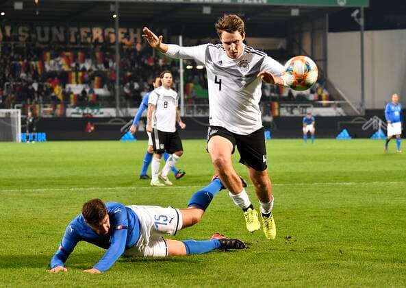 07.10.2019 - Fussball - Länderspiel Legenden-Spiel -: DFB All Stars ( Deutschland ) gg Azzurri Legends ( Italien ) - - Giuliano Giannichedda (Italien Azzuri Legends ) Philipp Wollscheid (Deutschland DFB-All-Stars )