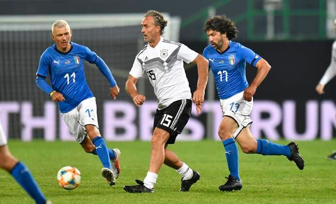 07.10.2019 - Fussball - Länderspiel Legenden-Spiel -: DFB All Stars ( Deutschland ) gg Azzurri Legends ( Italien ) - - Maurizio Gaudino (Deutschland DFB-All-Stars ) gegen Fabrizio Ravanelli (Italien Azzuri Legends ) Damiano Tommasi (Italien Azzuri Legends )