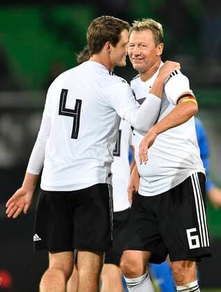 07.10.2019 - Fussball - Länderspiel Legenden-Spiel -: DFB All Stars ( Deutschland ) gg Azzurri Legends ( Italien ) - - Philipp Wollscheid (Deutschland DFB-All-Stars ) Guido Buchwald (Deutschland DFB-All-Stars ) happy nach Spielende