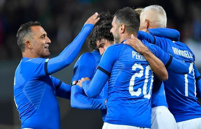 07.10.2019 - Fussball - Länderspiel Legenden-Spiel -: DFB All Stars ( Deutschland ) gg Azzurri Legends ( Italien ) - - Torjubel Jubel Freude nach Treffer Tor Torschuß zum 2:3 durc Damiano Tommasi (Italien Azzuri Legends ) -