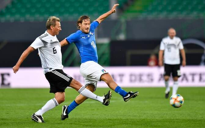 07.10.2019 - Fussball - Länderspiel Legenden-Spiel -: DFB All Stars ( Deutschland ) gg Azzurri Legends ( Italien ) - MeZi - Guido Buchwald (Deutschland DFB-All-Stars ) Franceso Totti (Italien Azzuri Legends )