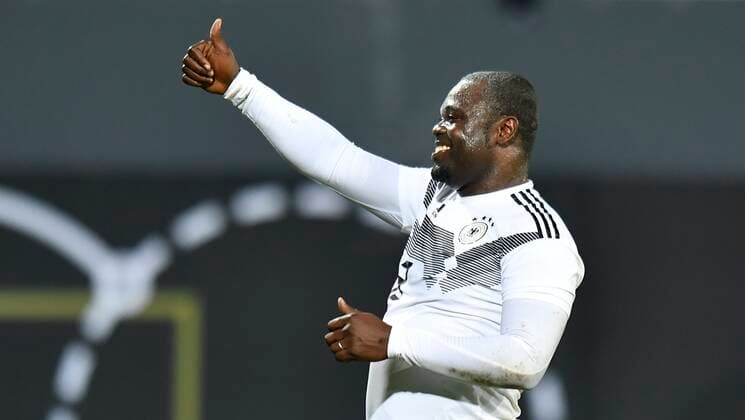 07.10.2019 - Fussball - Länderspiel Legenden-Spiel -: DFB All Stars ( Deutschland ) gg Azzurri Legends ( Italien ) - - Gerald Asamoah (Deutschland DFB-All-Stars ) Daumen hoch Daumen nach oben nach Spielende