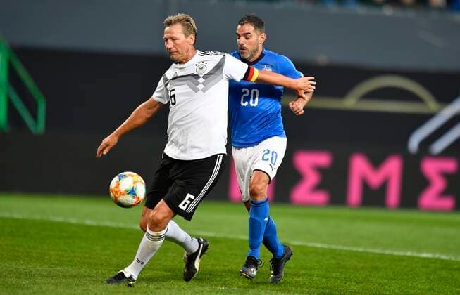 07.10.2019 - Fussball - Länderspiel Legenden-Spiel -: DFB All Stars ( Deutschland ) gg Azzurri Legends ( Italien ) - MeZi - Guido Buchwald (Deutschland DFB-All-Stars ) Simone Perrotta (Italien Azzuri Legends )