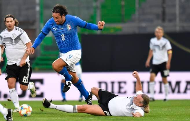 07.10.2019 - Fussball - Länderspiel Legenden-Spiel -: DFB All Stars ( Deutschland ) gg Azzurri Legends ( Italien ) - MeZi - Luca Toni (Italien Azzuri Legends ) Michael Schulz (Deutschland DFB-All-Stars )