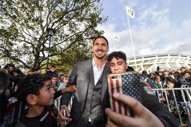 191008 Zlatan Ibrahimovic takes selfies with young supporters after the revealing ceremony of his statue at Stadiontorget on October 8, 2019 in Malmö. Photo: Petter Arvidson BILDBYRAN kod PA 92363 bbeng fotboll football soccer Zlatan Ibrahimovic staty Statue publik barn Copyright: PETTERxARVIDSON BB191008PA067