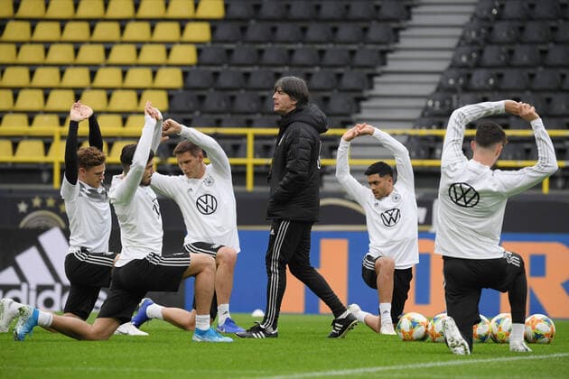 08.10.2019, Fussball, Abschlusstraining Deutsche Fussball Nationalmannschaft im Signal Iduna Park Dortmund, Bundestrainer Joachim Loew, Joachim Löw (Deutschland), mi., mit den Spielern