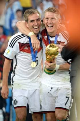 Bastian SCHWEINSTEIGER beendet seine Karriere! Archivfoto: v.li:Philipp LAHM (GER),Bastian SCHWEINSTEIGER (GER),Jubel,Freude,Begeisterung,,Aktion,Siegerehrung,Pokal,Trophy,Trophaee,Cup. Deutschland (GER))-Argentinien (ARG) 1-0 n.V Finale,Final,Spiel 64, am 13.07.2014 in Rio de Janeiro. Fussball Weltmeisterschaft 2014 in Brasilien vom 12.06. - 13.07.2014. Â