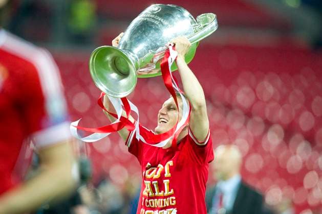 Bastian SCHWEINSTEIGER beendet seine Karriere! Archivfoto: Bastian SCHWEINSTEIGER (M) jubelt mit Pokal, Fussball Champions League Finale 2013 Borussia Dortmund (DO) - FC Bayern Muenchen (M) 1:2. Saison2012 13, WEMBLEY Stadion, 25.05.2013. Â