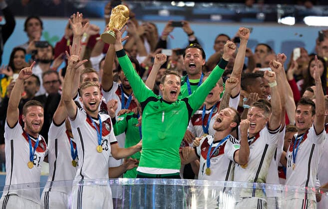 Rio de Janeiro, 13.07.2014, Estadio do Maracana Torwart Manuel Neuer (Deutschland) mit Pokal - Christoph Kramer (Deutschland), Shkodran Mustafi (Deutschland), Benedikt Höwedes (Deutschland), Bastian Schweinsteiger (Deutschland), Miroslav Klose (Deutschland) Deutschland - Argentinien *** Rio de Janeiro, 13 07 2014, Estadio do Maracana Goalkeeper Manuel Neuer Deutschland with Cup Christoph Kramer Germany , Shkodran Mustafi Germany , Benedikt Höwedes Germany , Bastian Schweinsteiger Germany , Miroslav Klose Germany Germany Argentina mm
