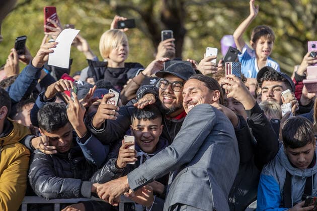 MALMÖ 2019-10-08 Manga ville ta en selfie med idolen Zlatan Ibrahimovic vid avtäckningen av Zlatanstatyn pa Stadiontorget i Malmö. Malmö Sverige FOTBOLL x2512x