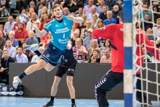 SG Flensburg-Handewitt vs HC PPD Zagreb, Handball, VELUX EHF Champions League Gruppenphase, Flensburg; 09.10.19 Johannes Golla (SG Flensburg-Handewitt, 04) gegen Radivoje Ristanovic (HC PPD Zagreb, 01) Copyright: xBEAUTIFULxSPORTS MarioxM.xKobergx