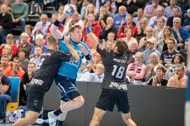 SG Flensburg-Handewitt vs HC PPD Zagreb, Handball, VELUX EHF Champions League Gruppenphase, Flensburg; 09.10.19 Goran Soegard Johannsessen (SG Flensburg-Handewitt, 23) gegen Tin Kontrec (HC PPD Zagreb, 09) und Zlatko Horvat (HC PPD Zagreb, 18) Copyright: xBEAUTIFULxSPORTS MarioxM.xKobergx