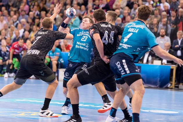 David Mandic (HC PPD Zagreb) und Matej Hrstic (HC PPD Zagreb) gegen Goeran Soegard Johannessen (SG Flensburg-Handewitt) und Johannes Golla (SG Flensburg-Handewitt) am 09.10.2010 in Flensburg (Schleswig-Holstein) in der Flens-Arena. SG Flensburg-Handewitt gegen HC PPD Zagreb Flensburg Schleswig-Holstein Deutschland