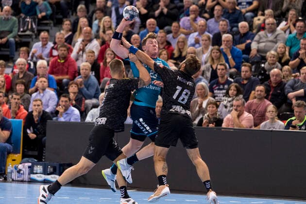 Gasper Hrastnik (HC PPD Zagreb) (L) und Zlatko Horvat (HC PPD Zagreb) (R) gegen Goeran Soegard Johannessen (SG Flensburg-Handewitt) am 09.10.2010 in Flensburg (Schleswig-Holstein) in der Flens-Arena. SG Flensburg-Handewitt gegen HC PPD Zagreb Flensburg Schleswig-Holstein Deutschland