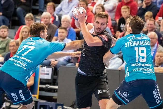 SG Flensburg-Handewitt vs HC PPD Zagreb, Handball, VELUX EHF Champions League Gruppenphase, Flensburg; 09.10.19 Matej Hrstic (HC PPD Zagreb, 44) gegen Magnus Roed (SG Flensburg-Handewitt, 77) und Marius Steinhauser (SG Flensburg-Handewitt, 19) Copyright: xBEAUTIFULxSPORTS MarioxM.xKobergx