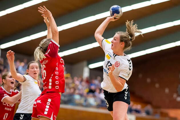 Bietigheim, Deutschland 09. Oktober 2019: HBF - 19 20 - SG BBM Bietigheim vs. 1. FSV Mainz 05 v.li. Angela Malestein (Bietigheim), Alicia Soffel (FSV Mainz) Bietigheim-Bissingen Halle am Viadukt Baden-Württemberg Deutschland