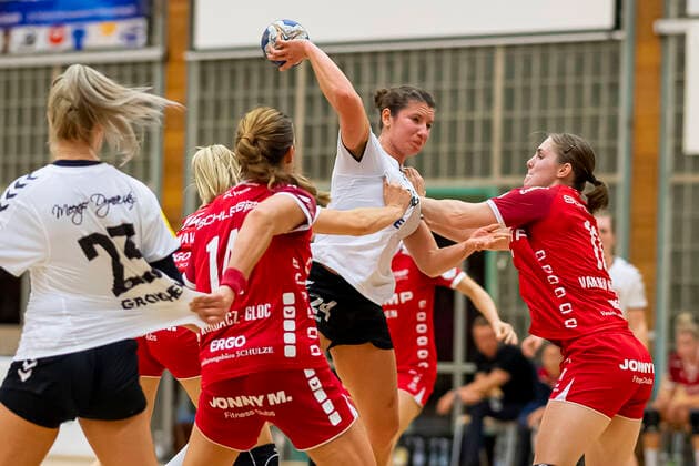 Bietigheim, Deutschland 09. Oktober 2019: HBF - 19 20 - SG BBM Bietigheim vs. 1. FSV Mainz 05 v.li. Denise Grossheim (FSV Mainz), Karolina Kudlacz-Gloc (Bietigheim), Elisa Burkholder (FSV Mainz), Laura van der Heijden (Bietigheim) Bietigheim-Bissingen Halle am Viadukt Baden-Württemberg Deutschland
