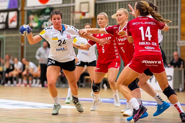 Bietigheim, Deutschland 09. Oktober 2019: HBF - 19 20 - SG BBM Bietigheim vs. 1. FSV Mainz 05 v.li. Elisa Burkholder (FSV Mainz), Kim Naidzinavicius (Bietigheim), Karolina Kudlacz-Gloc (Bietigheim) Bietigheim-Bissingen Halle am Viadukt Baden-Württemberg Deutschland