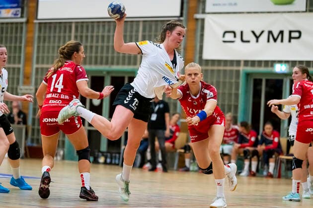 Bietigheim, Deutschland 09. Oktober 2019: HBF - 19 20 - SG BBM Bietigheim vs. 1. FSV Mainz 05 v.li. Karolina Kudlacz-Gloc (Bietigheim), Alicia Soffel (FSV Mainz), Kim Naidzinavicius (Bietigheim) Bietigheim-Bissingen Halle am Viadukt Baden-Württemberg Deutschland