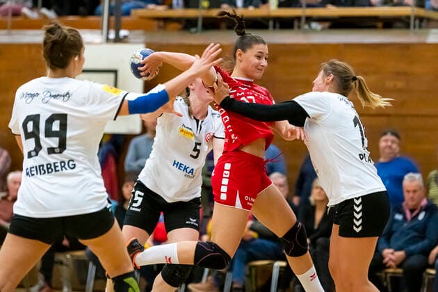 Bietigheim, Deutschland 09. Oktober 2019: HBF - 19 20 - SG BBM Bietigheim vs. 1. FSV Mainz 05 v.li. Nina Reissberg (FSV Mainz), Daphne Gautschi (Bietigheim), Larissa Platen (FSV Mainz) Bietigheim-Bissingen Halle am Viadukt Baden-Württemberg Deutschland