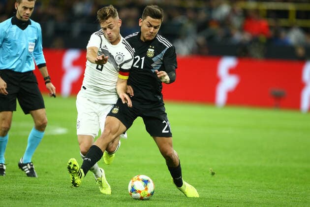 Joshua Kimmich (Deutschland) im Zweikampf mit Paulo Dybala (Argentinien), Deutschland vs Argentinien, Fussball, Freundschaftsspiel, 09.10.2019 DFB regulations prohibit any use of photographs as image sequences and or quasi-video. Deutschland vs Argentinien, Fussball, Freundschaftsspiel, 09.10.2019 Dortmund *** Joshua Kimmich Germany in duel with Paulo Dybala Argentina , Germany vs Argentina, Football, Friendly match, 09 10 2019 DFB regulations prohibit any use of photographs as image sequences and or quasi video Germany vs Argentina, Football, Friendly match, 09 10 2019 Dortmund Copyright: xEIBNER AlexanderxNeisx EP_ANS