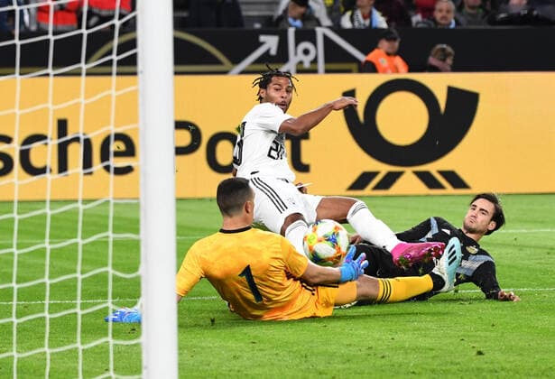 Bilder des Jahres 2019, Sport 10 Oktober Sport Themen der Woche KW41 Sport Bilder des Tages Fussball, Herren, Saison 2019 2020, Länderspiel in Dortmund, Deutschland - Argentinien, Serge Gnabry (Deutschland) erzielt das Tor zum 1:0 gegen Torwart Augustin Marchesin (Argentinien), 09.10. 2019, *** Soccer, Men, Season 2019 2020, international match in Dortmund, Germany Argentina, Serge Gnabry Germany scored the goal to 1-0 against goalkeeper Augustin Marchesin Argentina , 09 10 2019, Copyright: xMatthiasxKochx