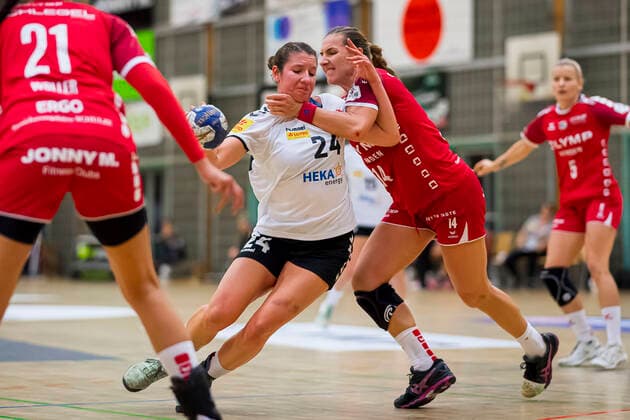 Bietigheim, Deutschland 09. Oktober 2019: HBF - 19 20 - SG BBM Bietigheim vs. 1. FSV Mainz 05 v. li. im Zweikampf Elisa Burkholder (FSV Mainz) und Karolina Kudlacz-Gloc (Bietigheim) Bietigheim-Bissingen Halle am Viadukt Baden-Württemberg Deutschland