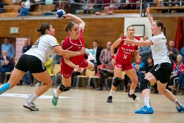 Bietigheim, Deutschland 09. Oktober 2019: HBF - 19 20 - SG BBM Bietigheim vs. 1. FSV Mainz 05 v. li. im Zweikampf Elisa Burkholder (FSV Mainz), Laura van der Heijden (Bietigheim), Janka Bauer (FSV Mainz) am Kreis Bietigheim-Bissingen Halle am Viadukt Baden-Württemberg Deutschland