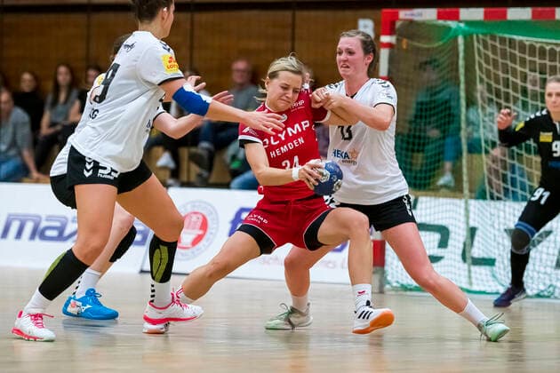 Bietigheim, Deutschland 09. Oktober 2019: HBF - 19 20 - SG BBM Bietigheim vs. 1. FSV Mainz 05 v. li. im Zweikampf Kim Braun (Bietigheim) und Alicia Soffel (FSV Mainz) Bietigheim-Bissingen Halle am Viadukt Baden-Württemberg Deutschland