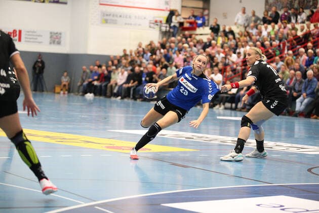 Silje Brons Petersen (HSG Blomberg-Lippe 23) gegen Hildigunnur Einarsdottir (TSV Bayer 04 Leverkusen 18)(rechts) GER, Handball, 1. Bundesliga Frauen, HSG Blomberg-Lippe gegen TSV Bayer 04 Leverkusen, 09.10.2019 Blomberg Copyright: xEIBNER JanxStrohdiekx EP_JSK
