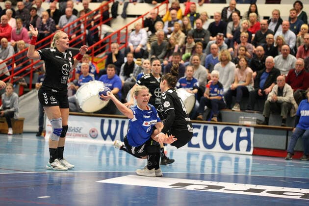 Kamila Kordovska (HSG Blomberg-Lippe 11) gegen Jennifer Rode (TSV Bayer 04 Leverkusen 43)(rechts) GER, Handball, 1. Bundesliga Frauen, HSG Blomberg-Lippe gegen TSV Bayer 04 Leverkusen, 09.10.2019 Blomberg Copyright: xEIBNER JanxStrohdiekx EP_JSK