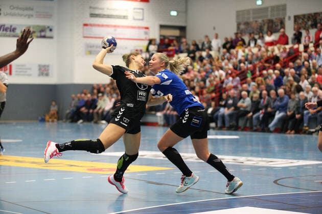 Zivile Jurgutyte (TSV Bayer 04 Leverkusen 3) gegen Kamila Kordovska (HSG Blomberg-Lippe 11)(rechts) GER, Handball, 1. Bundesliga Frauen, HSG Blomberg-Lippe gegen TSV Bayer 04 Leverkusen, 09.10.2019 Blomberg Copyright: xEIBNER JanxStrohdiekx EP_JSK