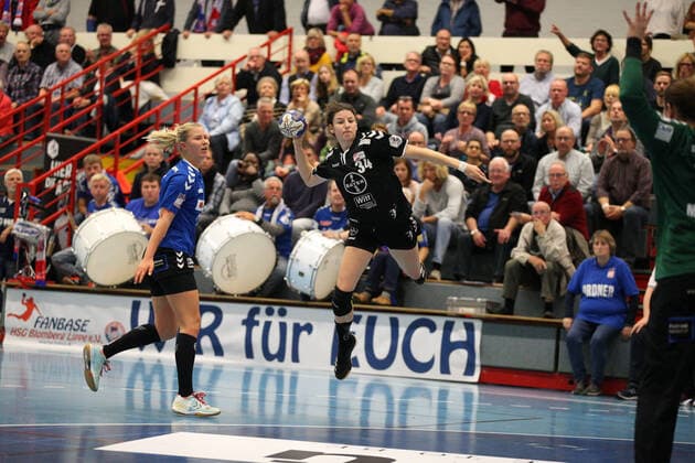 Joanna Rode (TSV Bayer 04 Leverkusen 34) vorbei an Kamila Kordovska (HSG Blomberg-Lippe 11)(links) GER, Handball, 1. Bundesliga Frauen, HSG Blomberg-Lippe gegen TSV Bayer 04 Leverkusen, 09.10.2019 Blomberg Copyright: xEIBNER JanxStrohdiekx EP_JSK