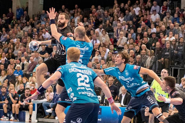 Damir Bicanic (HC PPD Zagreb) gegen Simon Hald (SG Flensburg-Handewitt) und Anders Zachariassen (SG Flensburg-Handewitt) am 09.10.2010 in Flensburg (Schleswig-Holstein) in der Flens-Arena. SG Flensburg-Handewitt gegen HC PPD Zagreb Flensburg Schleswig-Holstein Deutschland