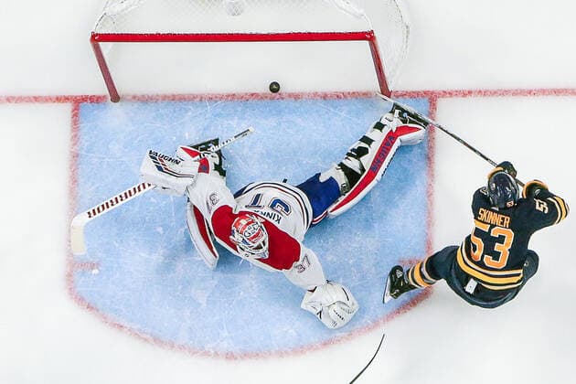 Bilder des Jahres 2019, Sport 10 Oktober Sport Themen der Woche KW41 Sport Bilder des Tages BUFFALO, NY - OCTOBER 09: Buffalo Sabres left wing Jeff Skinner (53) scores past Montreal Canadiens goaltender Keith Kinkaid (37) during the Montreal Canadiens and Buffalo Sabres NHL, Eishockey Herren, USA game on October 9, 2019, at KeyBank Center in Buffalo, NY. (Photo by John Crouch Icon Sportswire) NHL: OCT 09 Canadiens at Sabres Icon1910092734